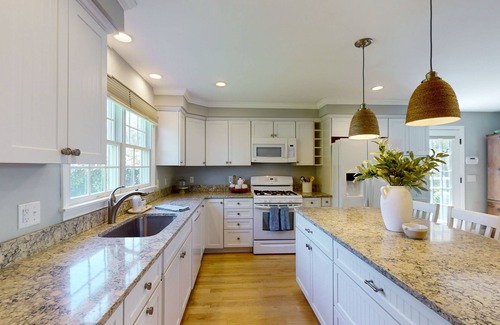 Chatham House | Charming house with patio, Washer/Dryer, & central location