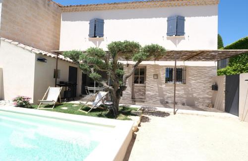 Aureille Villa | charming house with private pool in the heart of the village of aureille in the alpilles, 6 people.