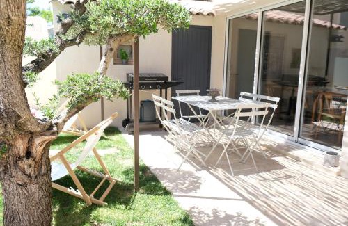 Aureille Villa | charming house with private pool in the heart of the village of aureille in the alpilles, 6 people.