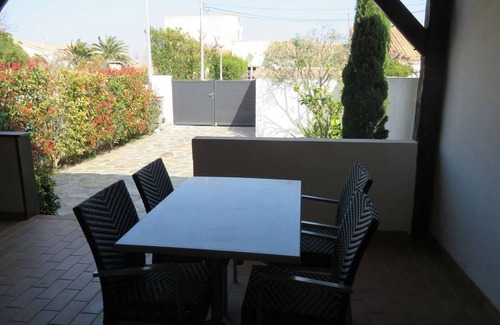 Vendres House | Charming House with Terrace, BBQ, and Parking, Steps from Beach and Shops – Sleeps 6