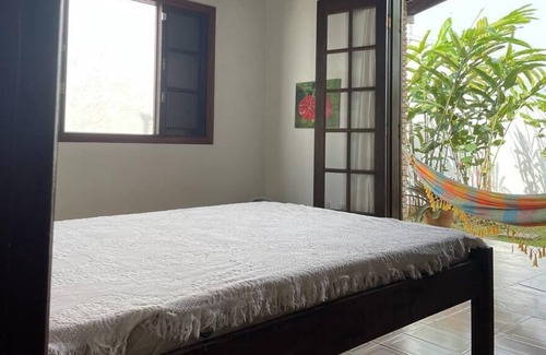 Umuarama House | Charming house with tropical garden 1500 meters from Cruzeiro beach.