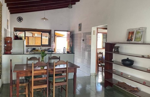 Umuarama House | Charming house with tropical garden 1500 meters from Cruzeiro beach.