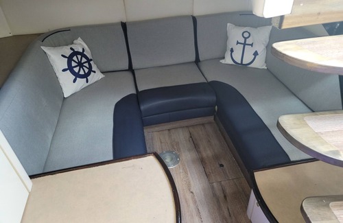 New London Boat Rental | Charming houseboat in pleasant New London with AC, WiFi