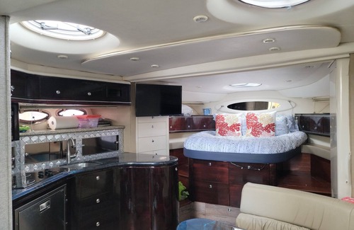 New London Boat Rental | Charming houseboat in pleasant New London with AC, WiFi