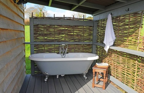 Sidmouth Cabin | Charming Hut w/Outdoor Bath & Decking, Sea Views