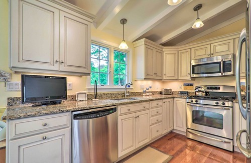 Hyannis Port Cottage | Charming Hyannis Cottage: 1 Mi to Beach!
