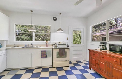 Indian Beach Sapphire Shores House | Charming Indian Beach Sapphire Shores 1920's Home