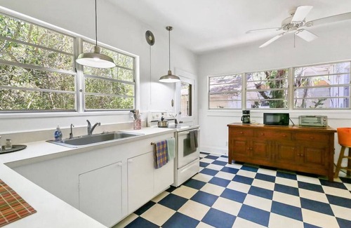 Indian Beach Sapphire Shores House | Charming Indian Beach Sapphire Shores 1920's Home