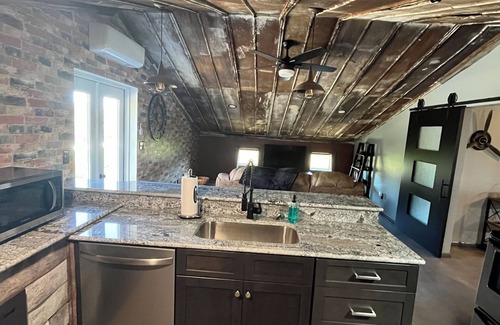 Ochlocknee Apartment | Charming Industrial Barndominium Retreat 78 Acres of Southern Serenity