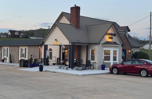 Woodbury Hotel | Charming Inn and Suites in the heart of Woodbury!