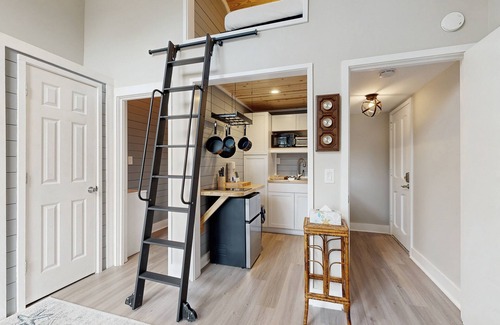 St. Simons Island Condo | Charming island condo with loft, full kitchen, deck & turtle feeding stations