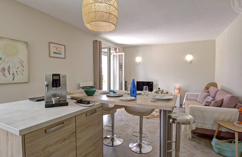 Riorges Cottage | Charming Italian-Style Villa with Modern Comforts & Private Courtyard in Roanne