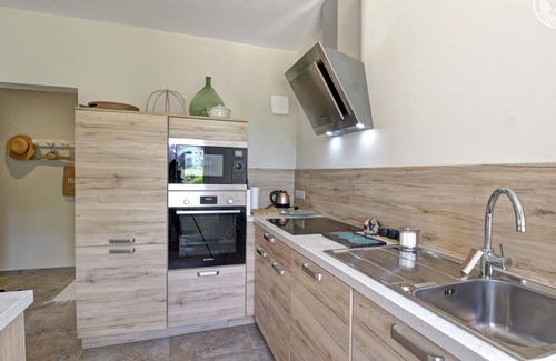 Riorges Cottage | Charming Italian-Style Villa with Modern Comforts & Private Courtyard in Roanne