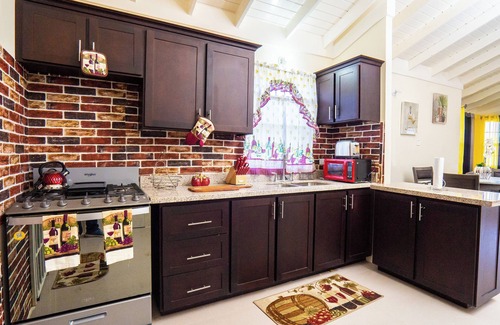 Falmouth House | Charming 2-bedroom house with pool, gym, room, 5 minutes away from attractions