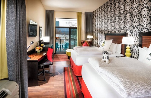 Lower Queen Anne Hotel | Charming Junior Suite with Two Queen Beds Near Seattle Center