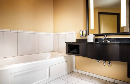 Lower Queen Anne Hotel | Charming Junior Suite with Two Queen Beds Near Seattle Center