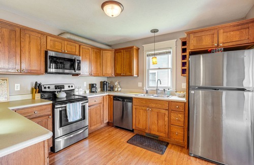 Kalamazoo House | Charming Kalamazoo Home w/Yard: 1 Mi to Downtown!