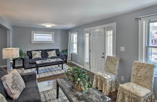 Kansas City House | Charming Kansas City Home 3 Mi to Zoo!