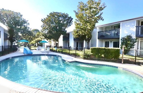 Walden on Lake Conroe Condo | Charming, King Bed, Golf, Pool, Lake, Cozy, Quiet Condo, Ideal for Longer Stays!