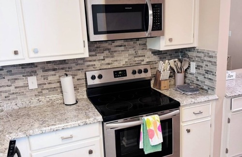 Montgomery Apartment | Charming King- Ensuite Home - Only 15 Mins to DT!