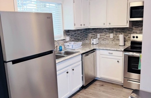 Montgomery Apartment | Charming King- Ensuite Home - Only 15 Mins to DT!