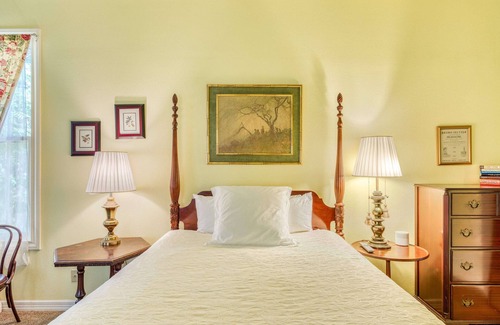 Arsenal Bed & Breakfast | Charming King William Studio | River Walk | Pearl