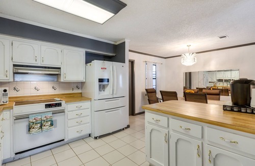 Kingsland House | Charming Kingsland Getaway w/Screened Porch!