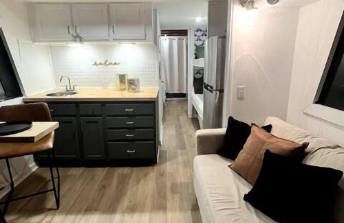 Glenora Boat Rental | Charming Lake Anna Houseboat