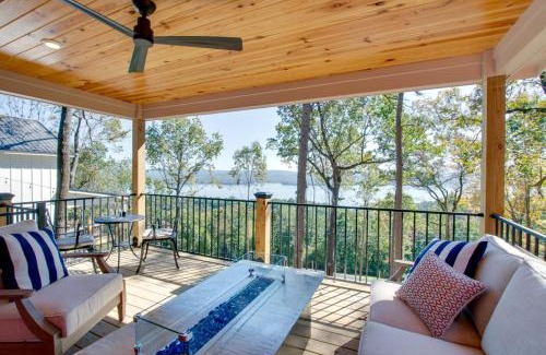 Groveoak House | Charming Lake Cabin Retreat with Deck and Hot-Tub in Alabama