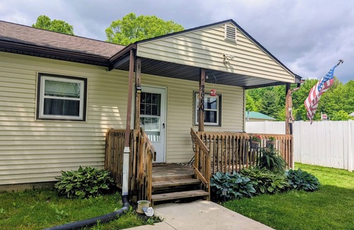 Newton Falls Cottage | Charming Lake cottage/duplex, Golf outing ready in beautiful Lake Milton.