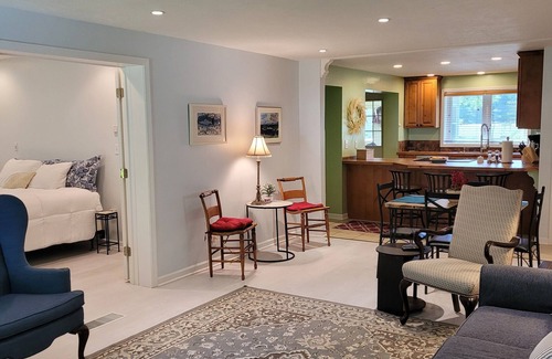 Cassopolis House | Charming lake cottage