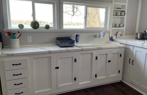 Howe Cottage | Charming Lake Cottage! Close to Shipshewana, Clean Lake, Boat Rentals