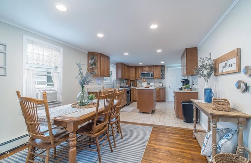 Jamestown Cottage | Charming Lake Cottage + Private Dock!