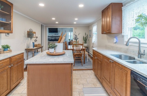 Jamestown Cottage | Charming Lake Cottage + Private Dock!