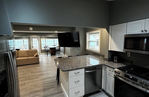 Conneaut House | Charming Lake Erie front 2-bedroom house with hot tub in lovely Conneaut