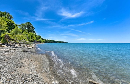 North East House | Charming Lake Erie Getaway Walk to Beach!