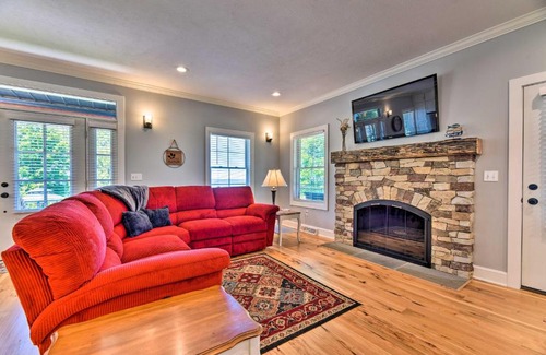 North East House | Charming Lake Erie Getaway Walk to Beach!