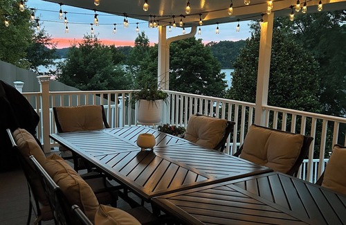 Piney Flats Cottage | Charming lake front 2-bedroom cottage in Gray with WiFi and AC