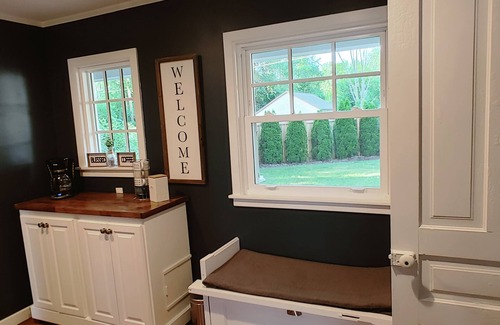 Hastings Cottage | Charming Lake Front Cottage