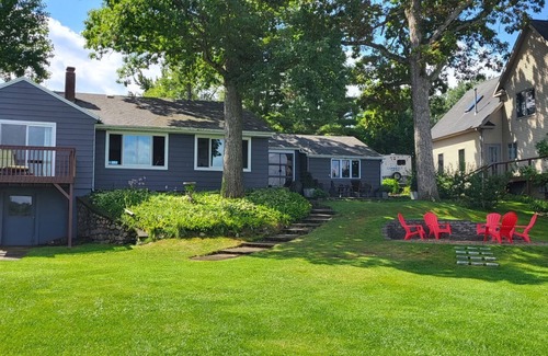Hastings Cottage | Charming Lake Front Cottage