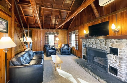 Reeders Cabin | Charming Lake Front Log Cabin with Fire Pit in the Poconos