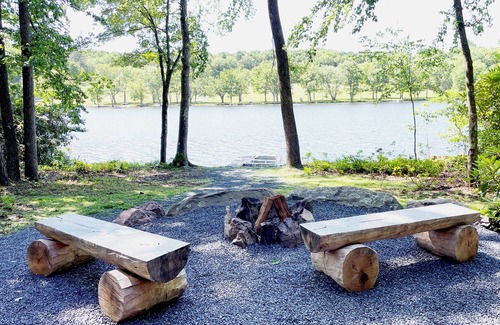 Reeders Cabin | Charming Lake Front Log Cabin with Fire Pit in the Poconos