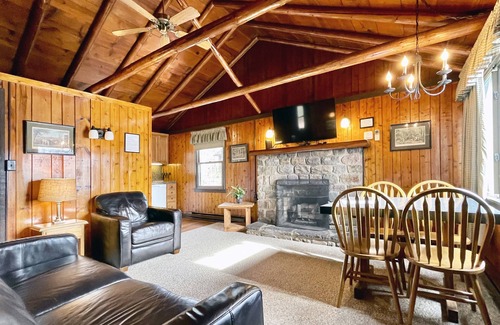 Reeders Cabin | Charming Lake Front Log Cabin with Fire Pit in the Poconos