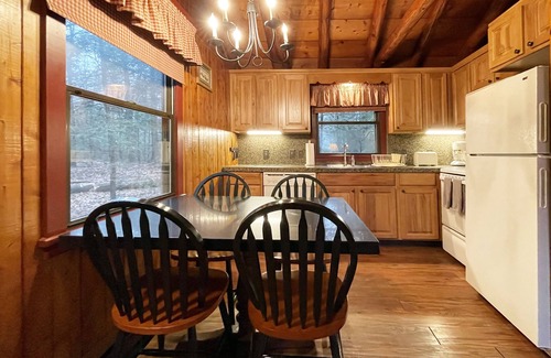 Reeders Cabin | Charming Lake Front Log Cabin with Fire Pit in the Poconos