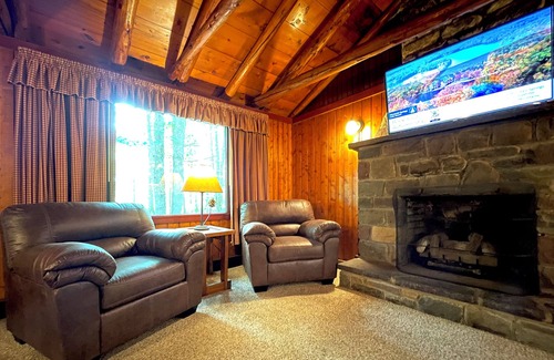 Reeders Cabin | Charming Lake Front Log Cabin with Fire Pit in the Poconos