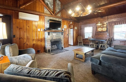 Reeders Cabin | Charming Lake Front Log Cabin