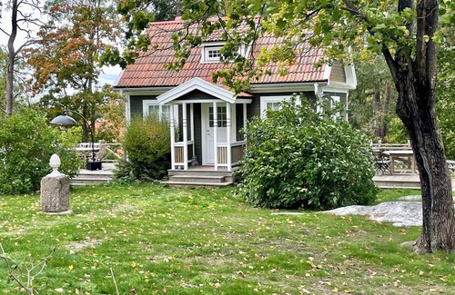 Vaxholm Cottage | Charming lake house with private jetty and amazing seaview