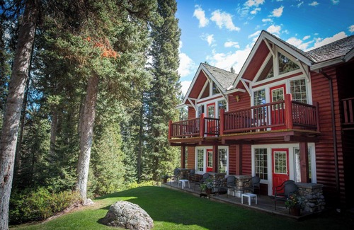 Lake Louise Cabin | Charming Lake Louise Cabin | Fireplace Retreat