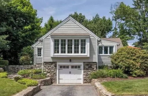 New Fairfield House | Charming lake side retreat