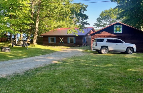 Franklin Cottage | Charming Lakehouse private yard, boat dock/wifi.